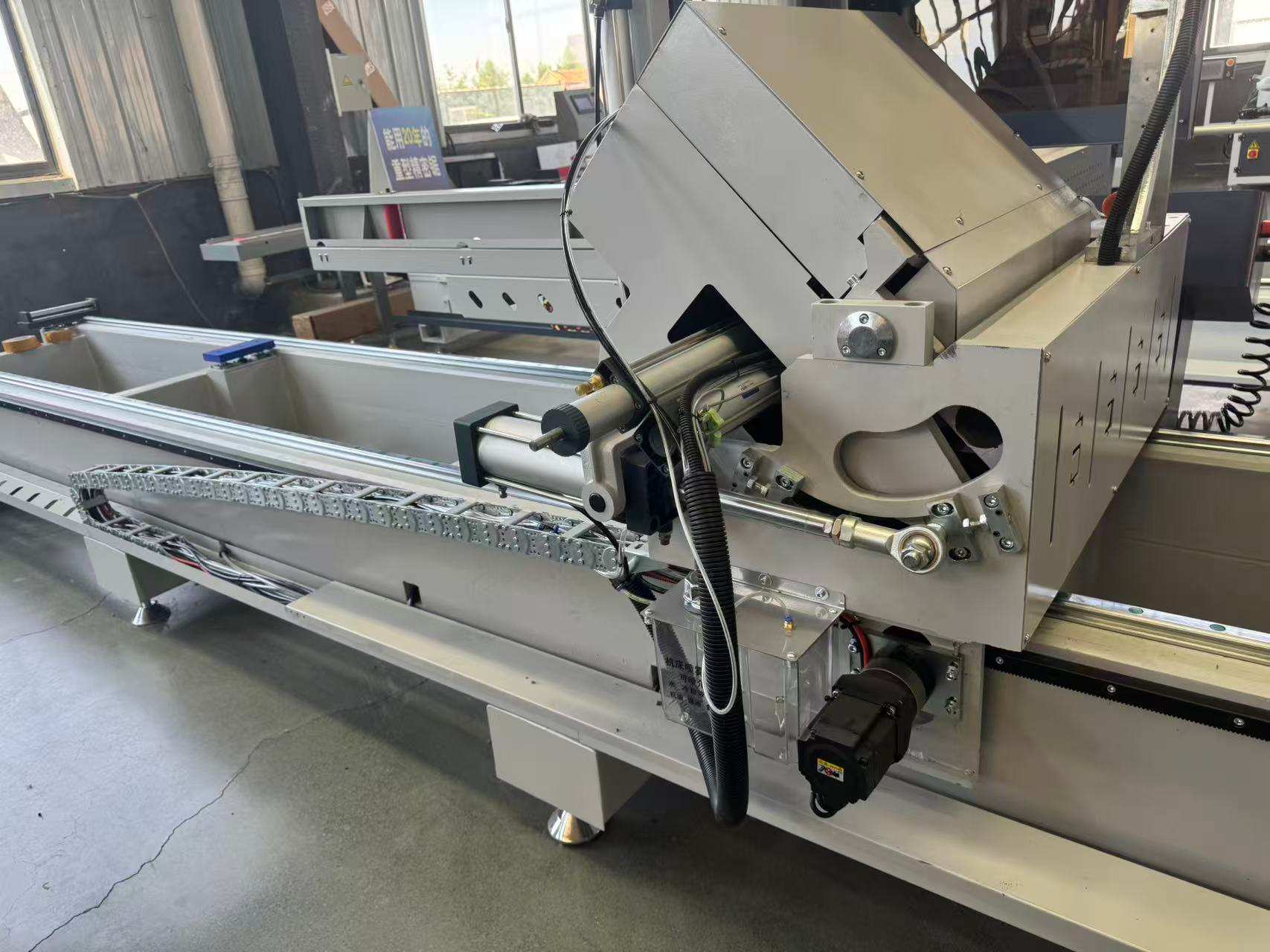 منشار ميتري دقيق بمحور خارجي 550 CNC، 45°/90
