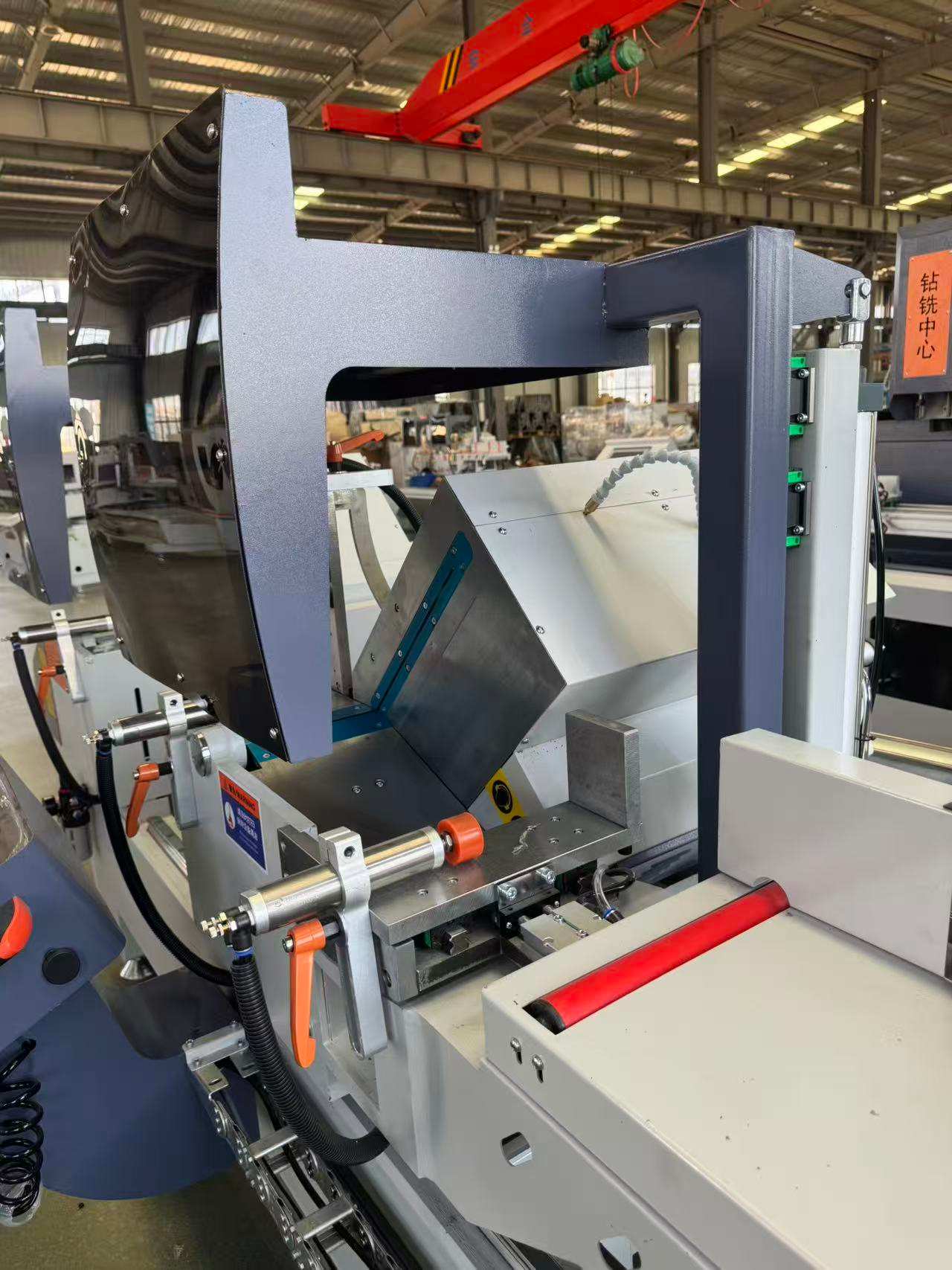 منشار ميتري عالي الحجم متأرجح للخارج 550 CNC، 45°/90°