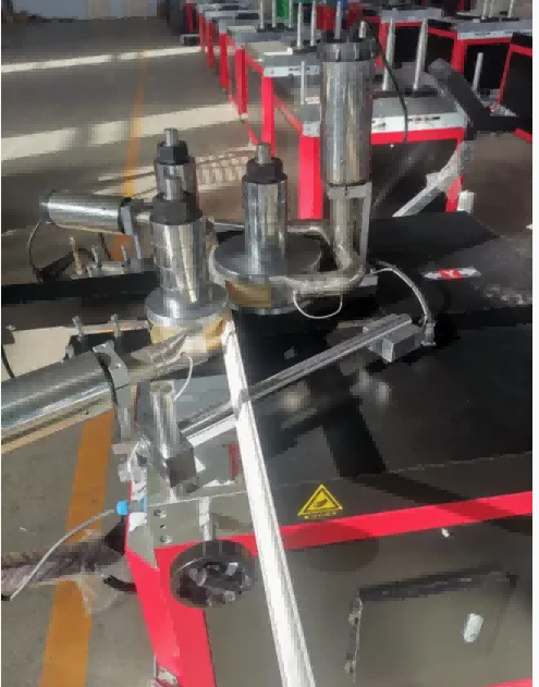 ماكينة ثني CNC لقطاعات النوافذ/الأبواب المصنوعة من الألومنيوم والبلاستيك PVC