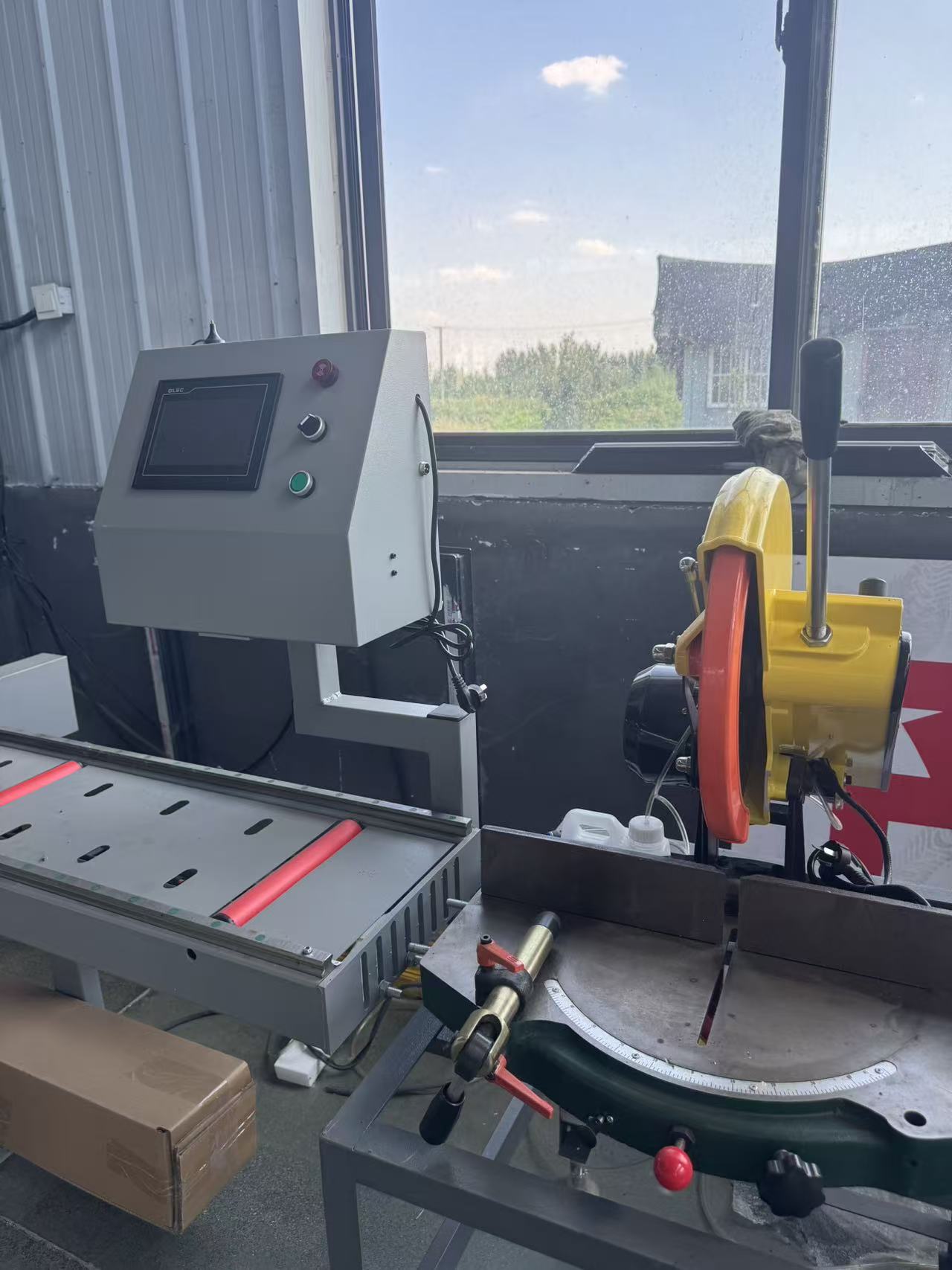 منشار CNC ذو طول ثابت لقطع خرزات زجاج النوافذ المصنوعة من الألومنيوم