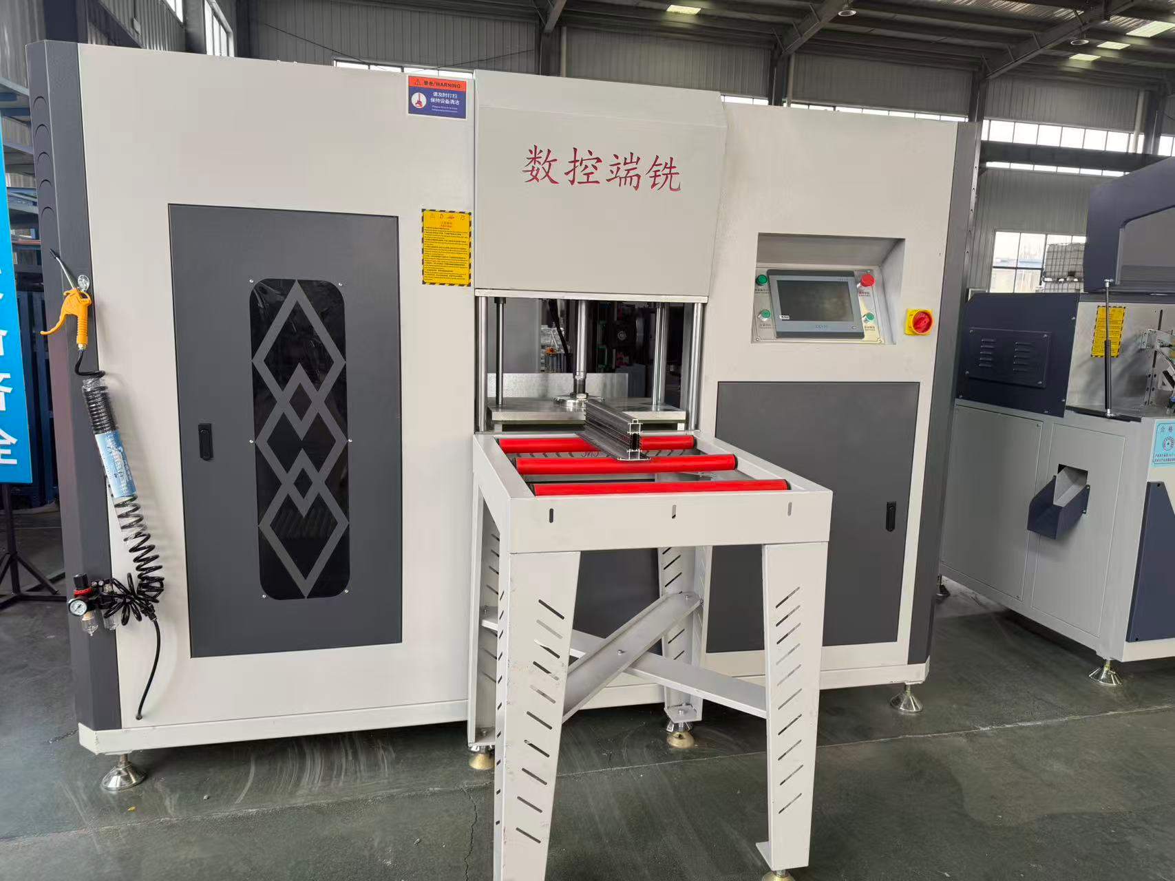 مطحنة نهاية CNC ذات محور 3+2 عالية الدقة لمحركات الألومنيوم ذات الشكل الخاص